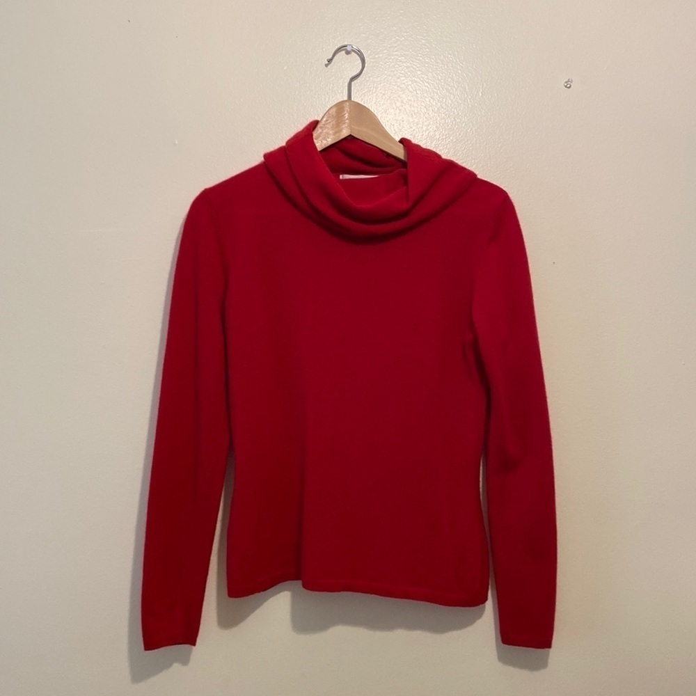 BLOOMINGDALES BEAUTIFUL SOFT CASHMERE RED SWEATER. Size M